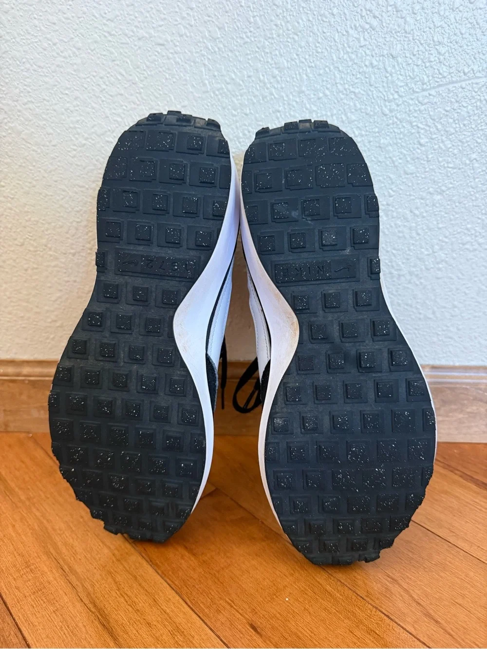 Nike Women's Black and White Low-Profile Runner